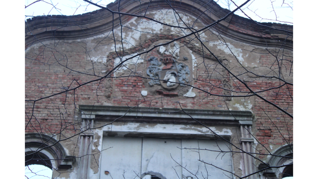 Über einem Portal ist das verwitterte Wappen der Herren von Blankenburg zu sehen