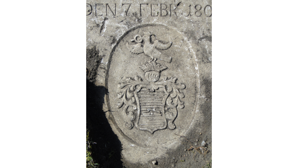Ein Detail der Grabplatte von Margaretha Hedewig von Raben, das das Wappen zeigt