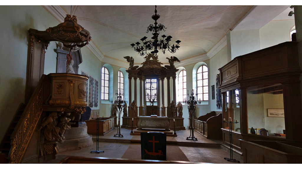Das Innere der Sankt Marien Kirche mit dem Altar in der Mitte, links davon die Kanzel und rechts die Patronatsloge