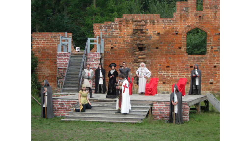 Verkleidetete Schauspieler führen das Theaterstück "Robin Hood" in der Klosterruine Boitzenburg auf