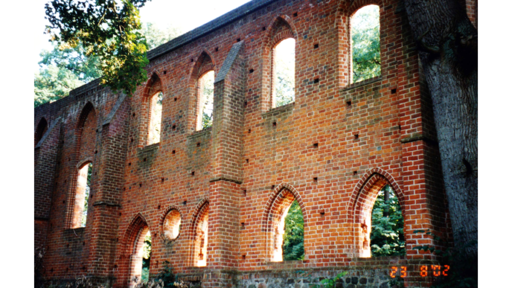 Die aus Backsteinen bestehende Wand des Langhauses der Kirche des Klosters Boitzenburg