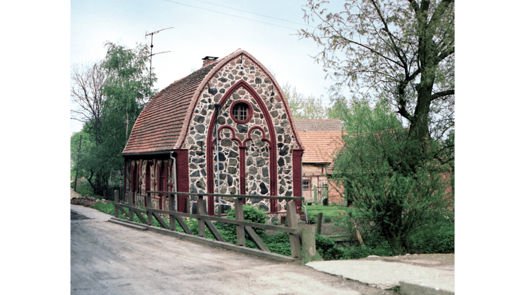 Ein aus Bruchsteinen gefertigtes Fischerhaus mit gerundetem Giebel in Wolfshagen