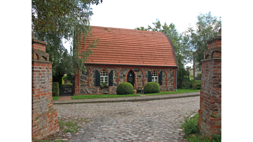 Das ehemalige Fischerhaus aus Bruchsteinen mit abgerundetem Dach