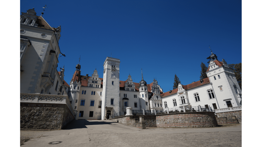 Das in drei Seiten angeordnete Schloss Boitzenburg in der Uckermark