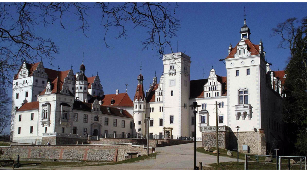 Die Vorderseite von Schloss Boitzenburg. In der Mitte der älteste Turm.