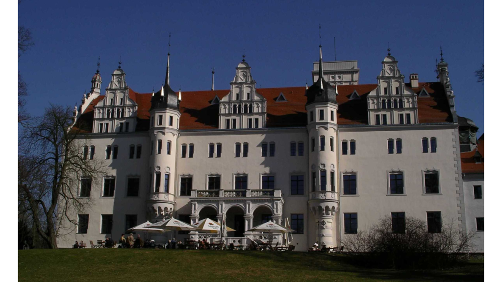 Die Rückseite vom Schloss Boitzenburg: eine dreistöckige Fassade mit drei Giebeln und zwei halbrunden Türmchen