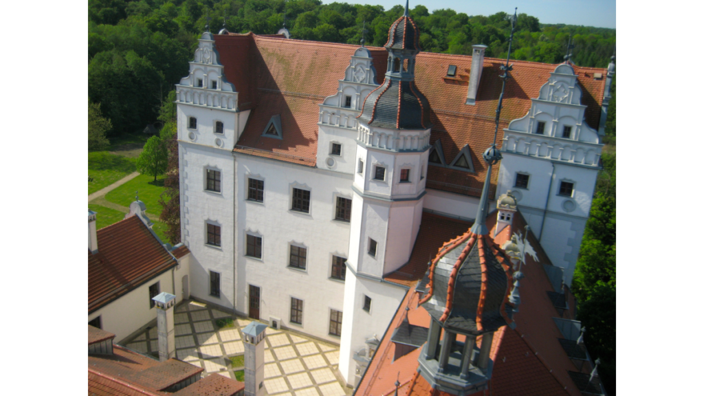Der Blick von einem der Türmchen aus hinunter auf das Schloss Boitzenburg