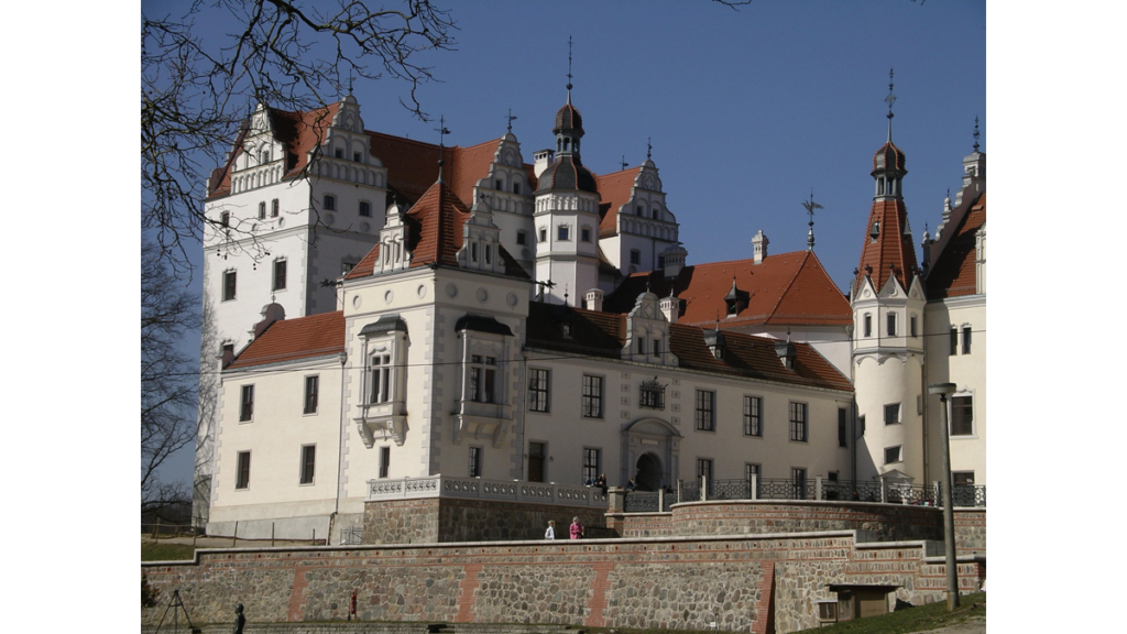 Die Kulisse des Schloss Boitzenbergs von vorne links aus gesehen