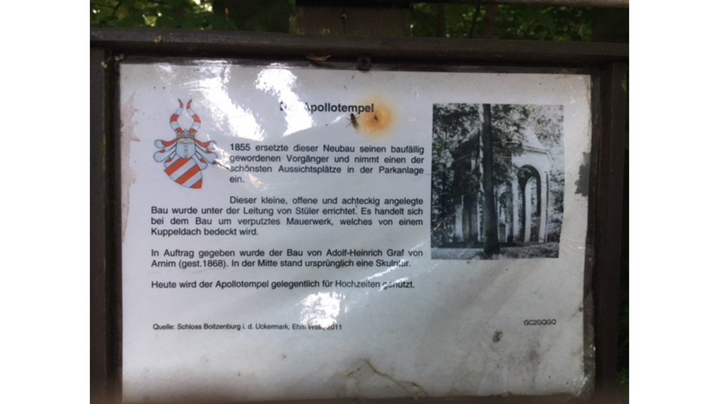 Eine Tafel mit Informationen zum Apollotempel im Park von Schloss Boitzenberg