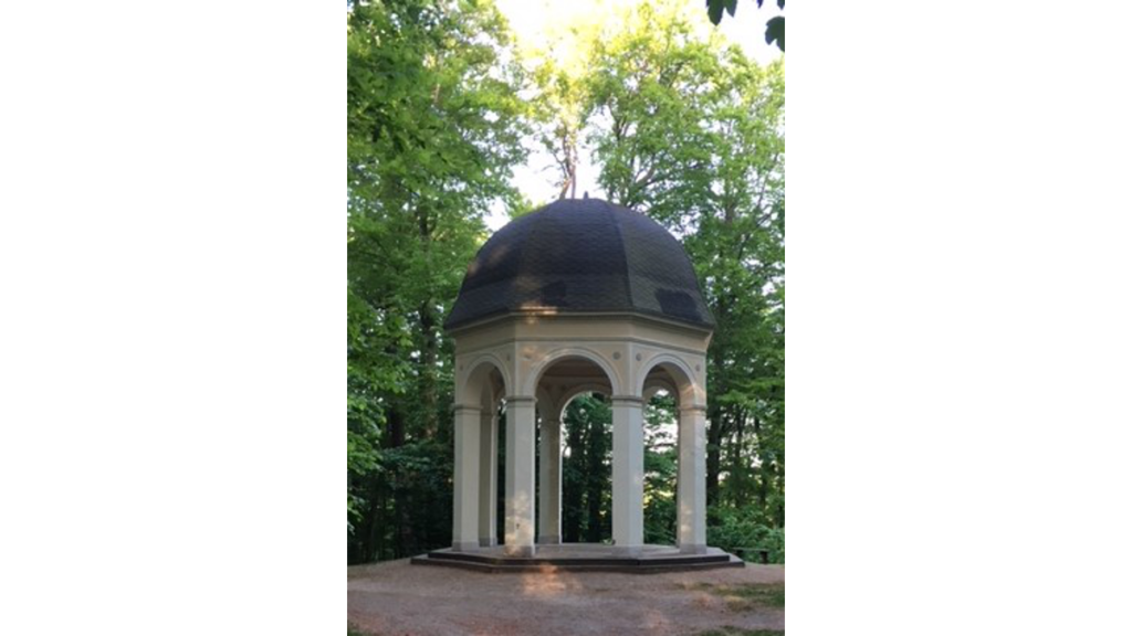 Ein kleiner, achteckiger, offener Apollotempel mit einem runden Kuppeldach im Park von Schloss Boitzenburg