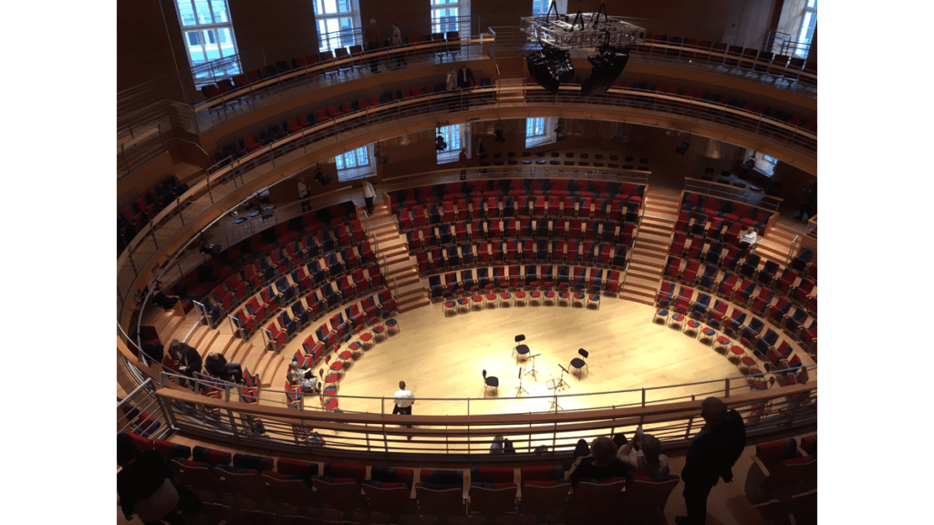 Der ellipsenförmige Pierre Boulez-Saal. Unten die Bühne, darüber zwei Ränge