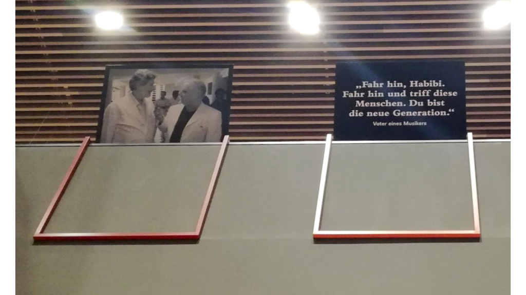 Zwei Tafeln im Foyer des Pierre Boulez-Saals. Auf der linken ein Foto von Said und Barenboim, rechts ein Zitat eines Vaters eines Musikers: "Fahr hin, Habibi. Fahr hin und triff diese Menschen. Du bist die neue Generation."