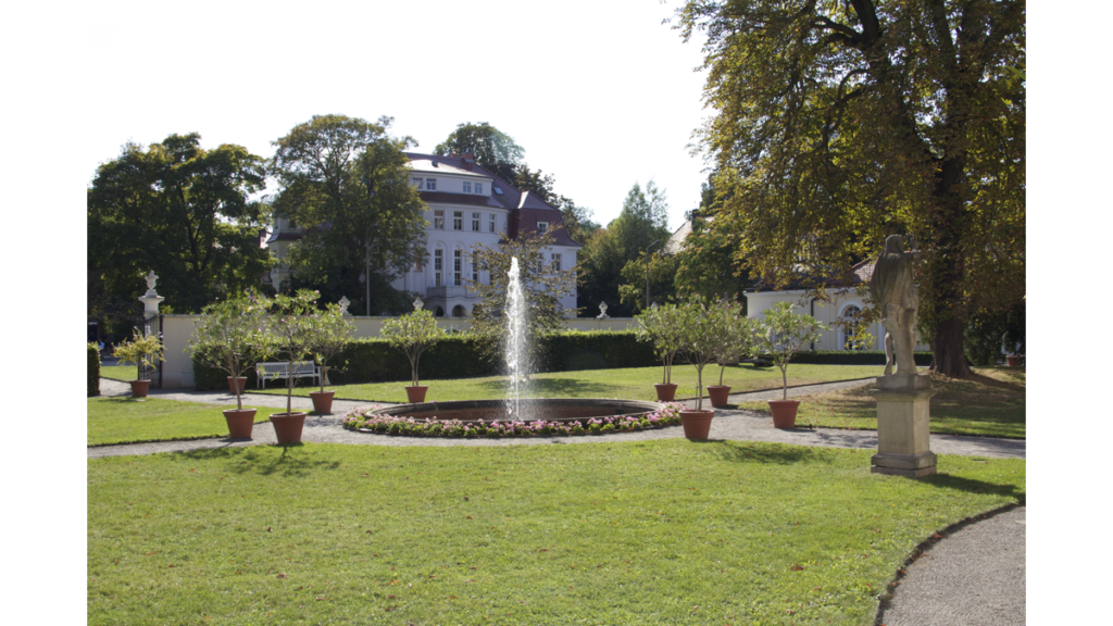 Der Schlossgarten mit Springbrunnen. Im Hintergrund das Gohliser Schlösschen