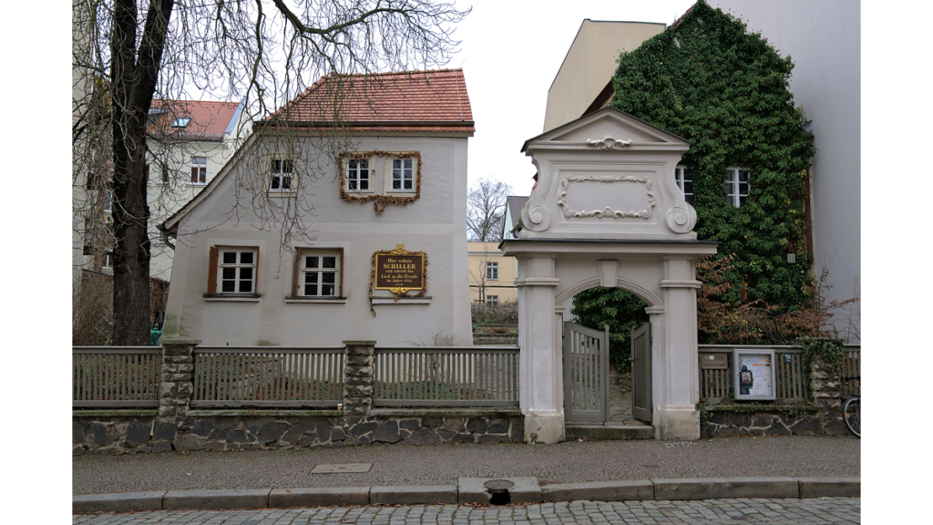 Das Schillerhaus hinter einem Zaum mit einem aufwendigen Portal