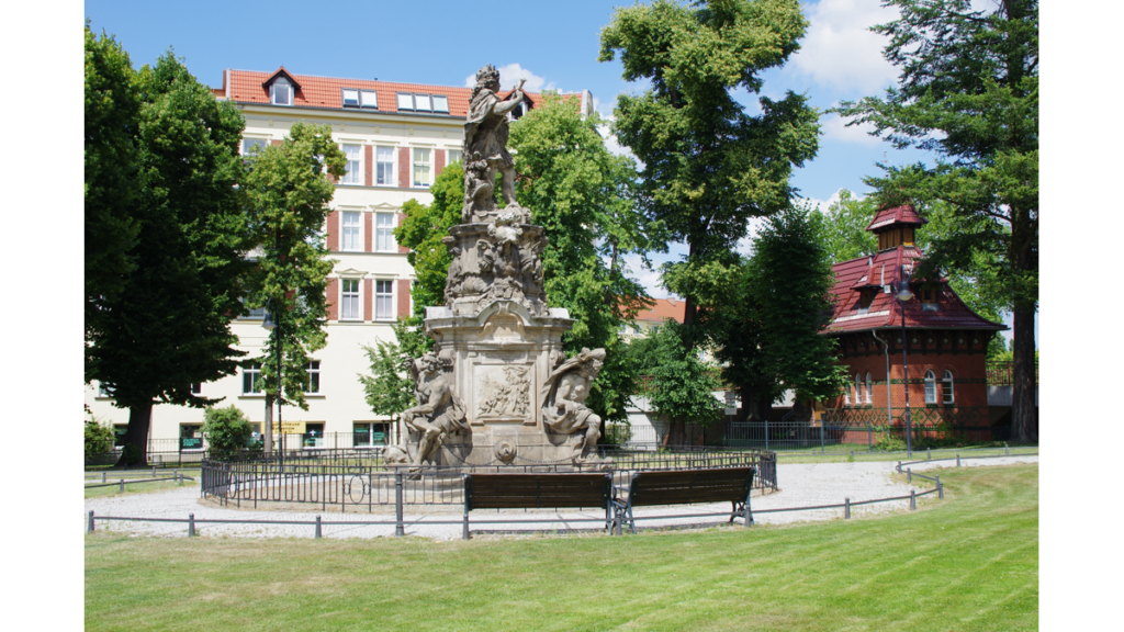 Links das Kurfürstendenkmal in Rathenow, rechts davon ein Schleusenwärterhaus