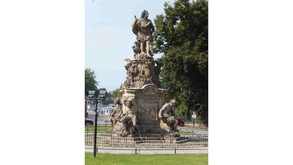Die Statue des Grossen Kurfürsten auf einem Podest, an dem unten vier steinerne Sklaven angekettet sind