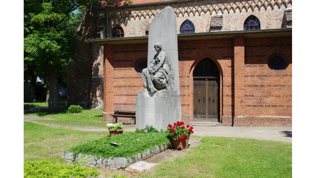 Das Grabmal für Lily Gräfin von Königsmarck vor der Pfarrkirche in Plaue