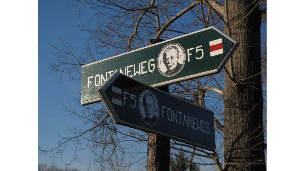Eine Wegekreuzung zweier Fontanewege mit der Nummer F5