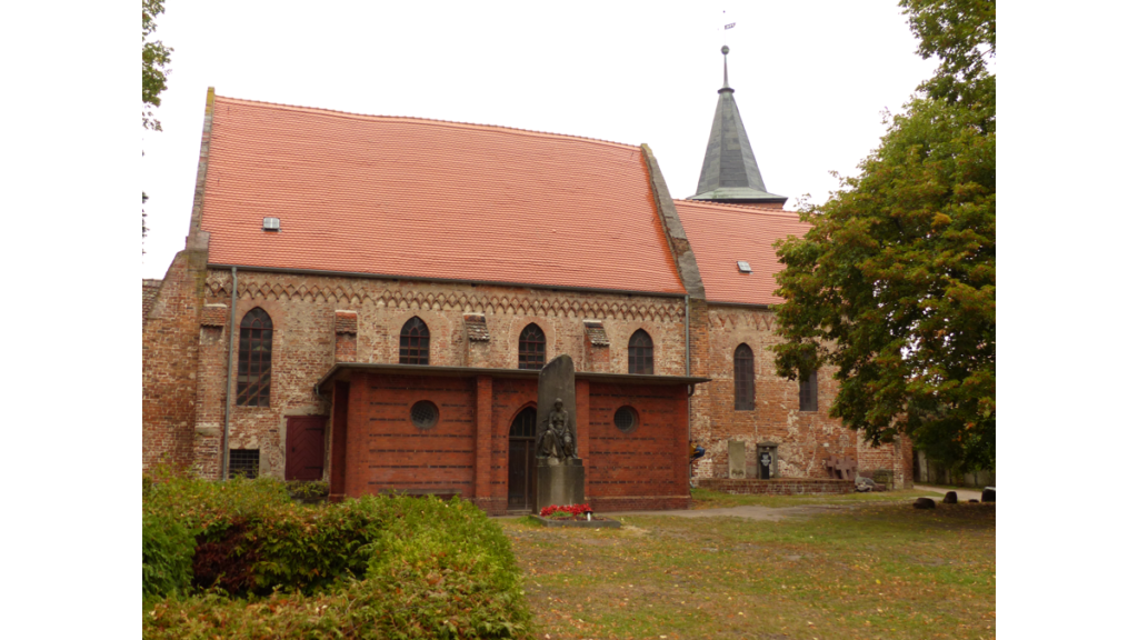 Das Kirchenschiff der Pfarrkirche mit dem Grab der Gräfin Lily von Königsmarck im Vordergrund