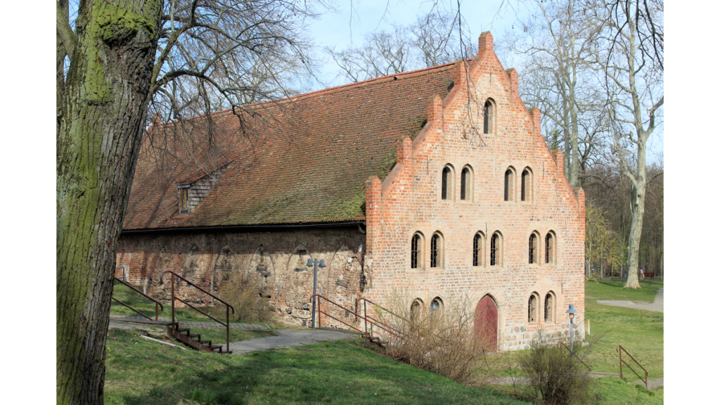 Das mehrstöckige, mittelalterliche Kornhaus des Klosters