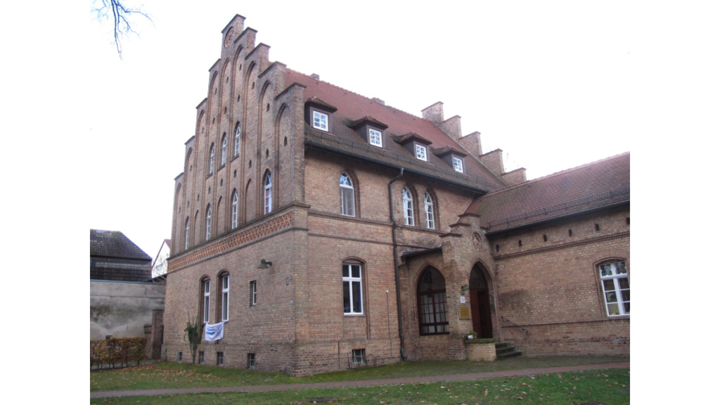 Das im 19. Jahrhundert von Ludwig Persius im neogotischen Baustil errichtete Pfarrhaus beziehungsweise die Superintendentur.
