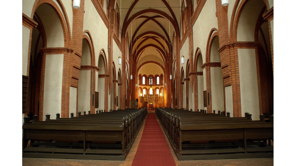 Im Inneren des Langhauses der Sankt Marien Kirche