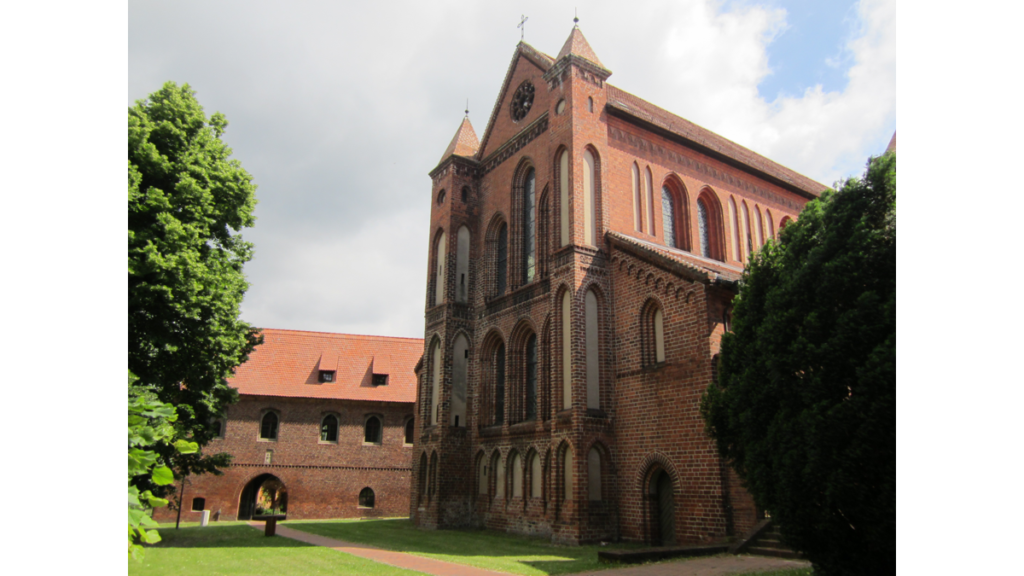 Die Lehniner Westfassade der Klosterkirche Sankt Marien. Dahinter das Klostergebäude.