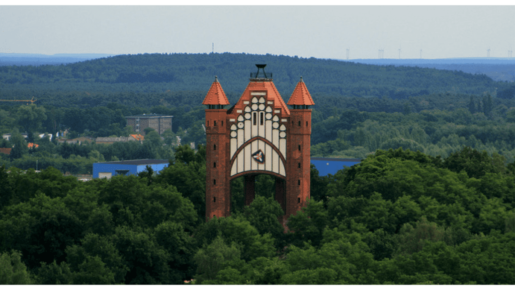 Die Spitze des Bismarckturms umgeben von Wäldern