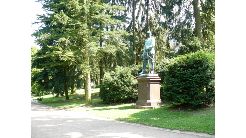 Ein Bismarck-Denkmal von 1898 in den Wiesbadener Nerotal-Anlagen