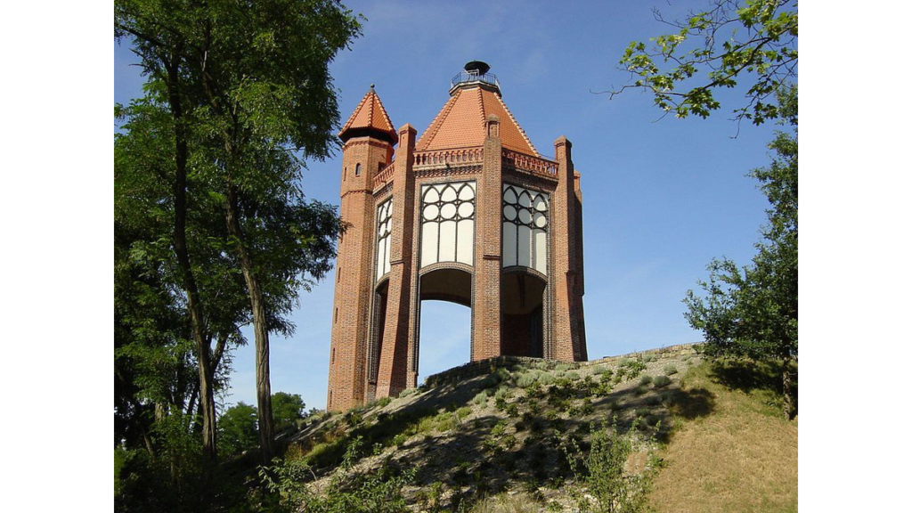 Der hoch aufragende Bismarckturm in Rathenow von unten gesehen