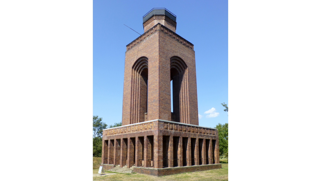 Ein eckiger Bismarckturm im Spreewald