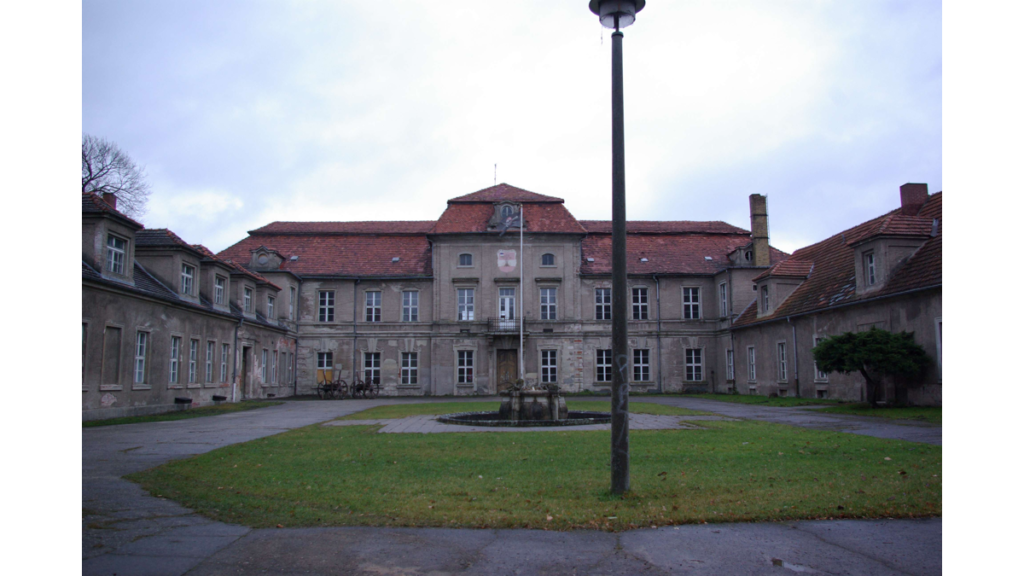 Der Ehrenhof oder cour d’honneur von Schloss Plaue