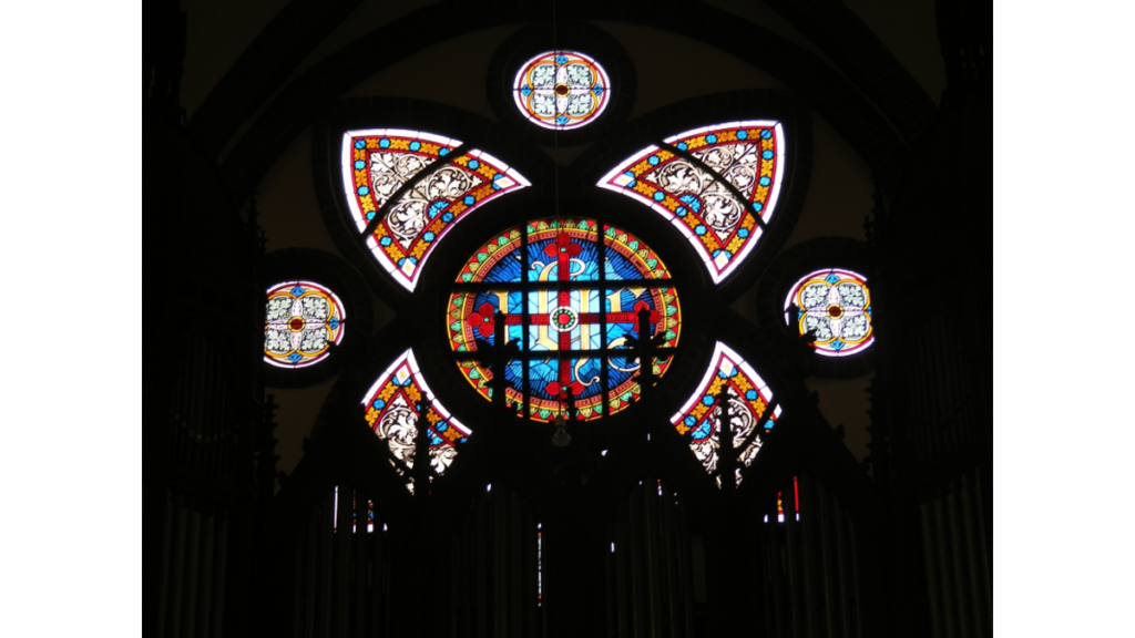 Das Frontfenster der Kirche von innen