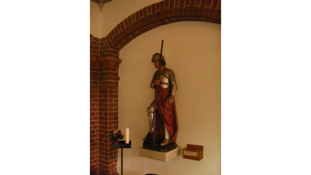 Eine Figur des namensgebenden Heiligen Georg mit seinem Speer
