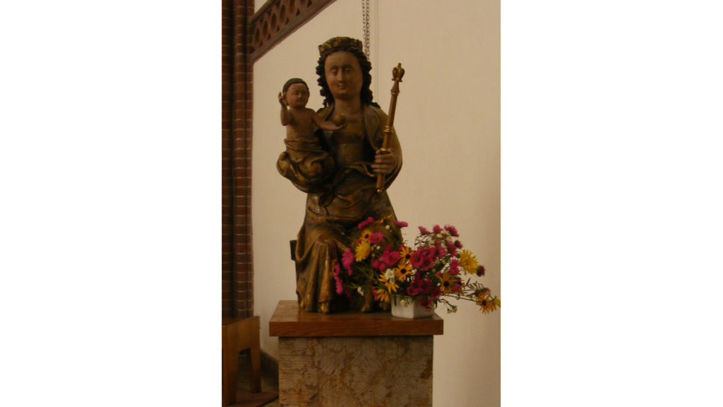 Eine Marienstatue mit dem Jesuskind in der Sankt Georg-Kirche