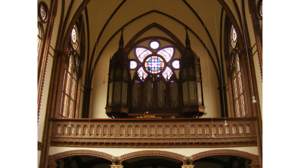 Die Orgel auf der Empore der Sankt Georg-Kirche, dahinter das Frontfenster