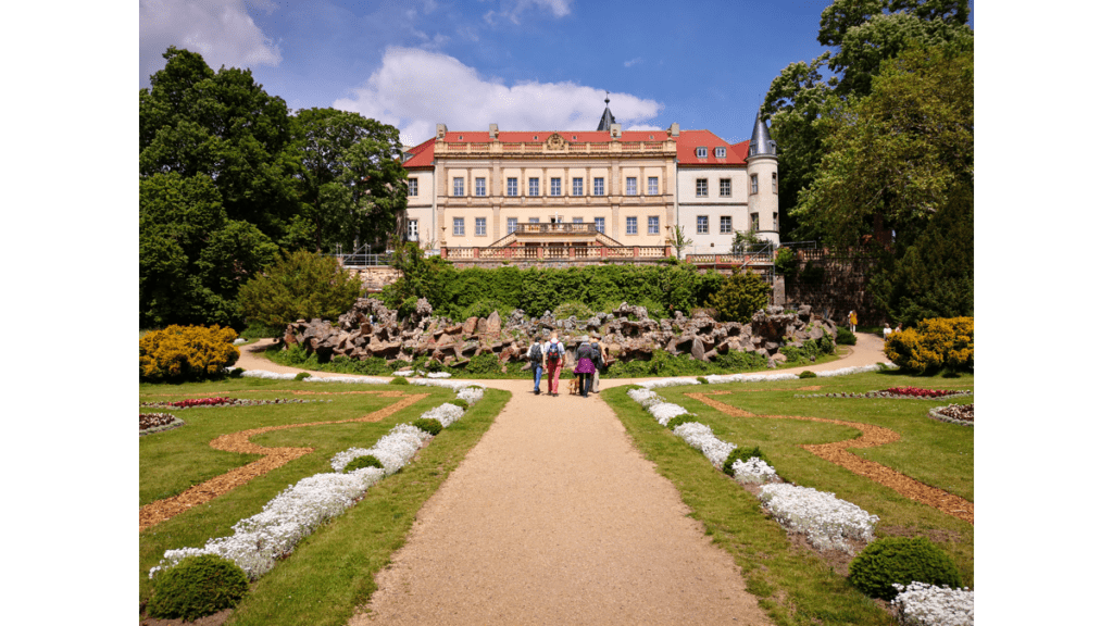 Der Schlosspark in Wiesenburg mit dem Schloss im Hintergrund