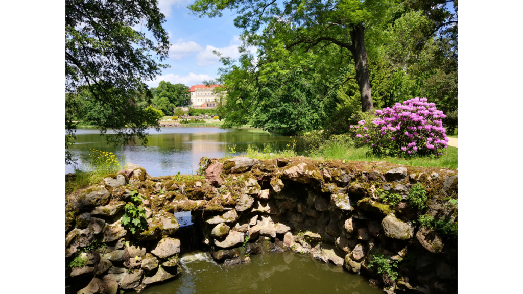 Ein aus Steinen gefertigter Auslauf von See im Schlosspark