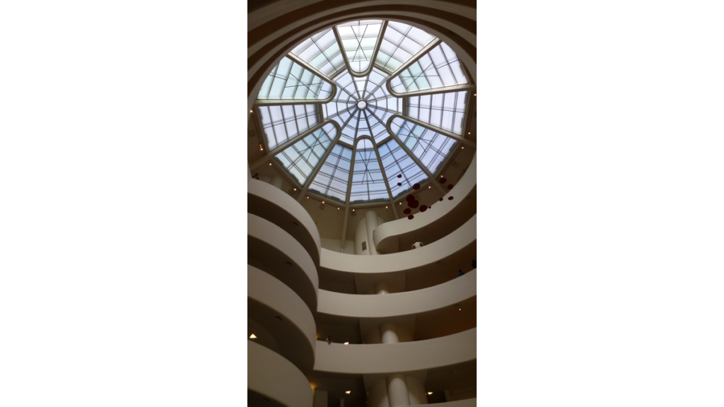 Der Blick von unten hinauf in die Kuppel des Guggenheim Museums in New York