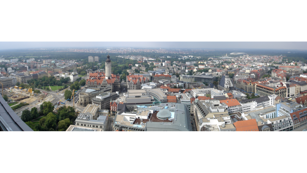 Der Blick von der Panorama-Terrasse des Leipziger City-Hochhauses auf den Turm des Neuen Rathauses. In der rechten Bildhälfte die berühmte Thomaskirche
