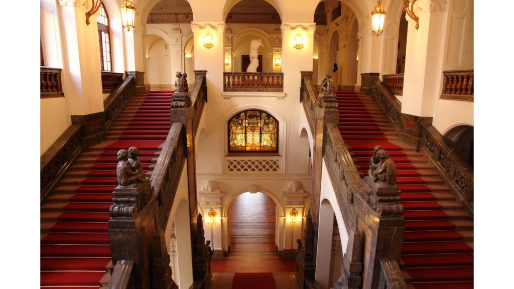 Der Treppenaufgang im Neuen Rathaus in Leipzig