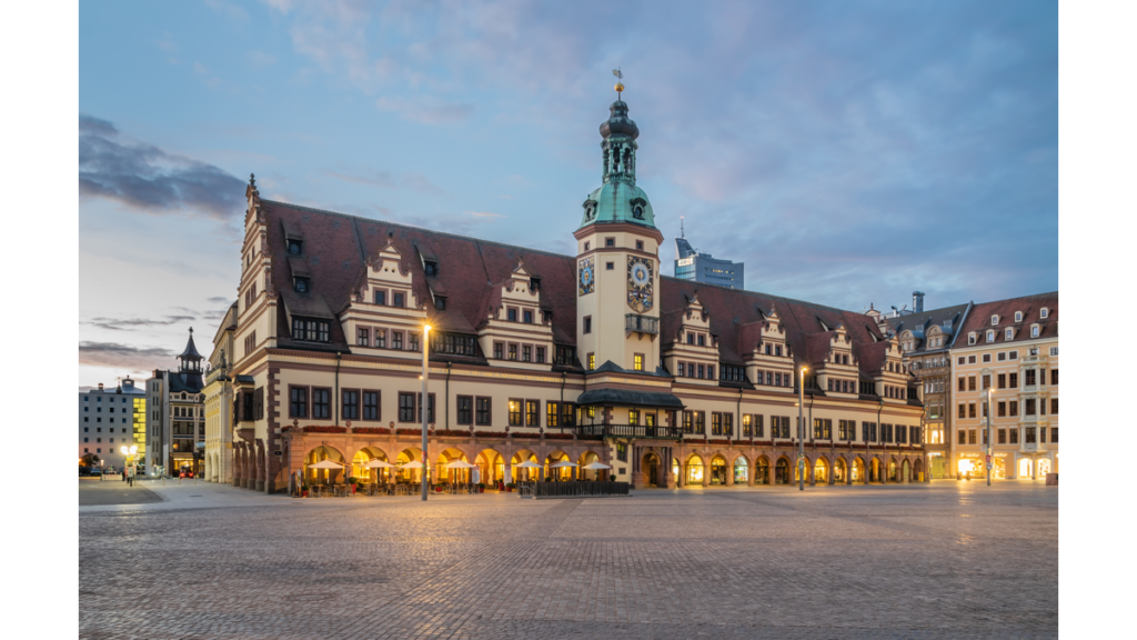 Das Alte Rathaus am Markt in Leipzig mit seinem Glockenturm.