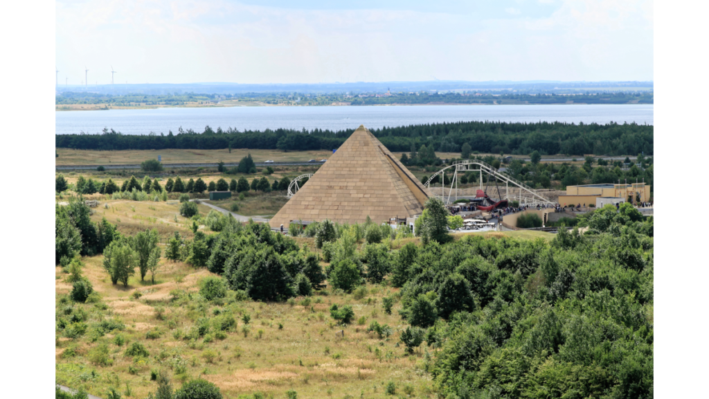 Eine nachgebaute ägyptische Pyramide mitten im Freizeitpark Belantis