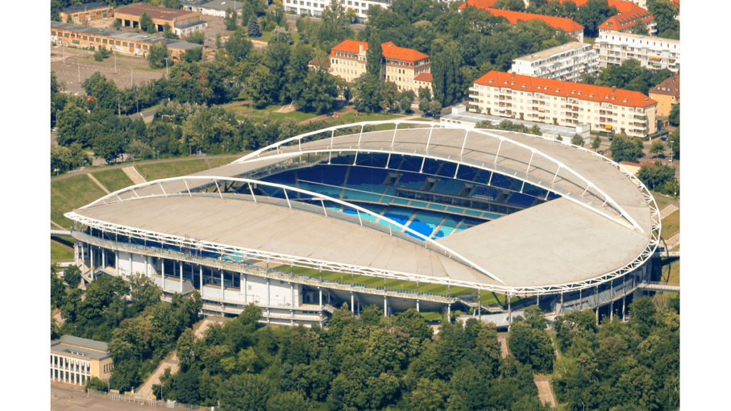 Ein Luftbild der RB Arena in Leipzig, wo früher das Zentralstadion stand.