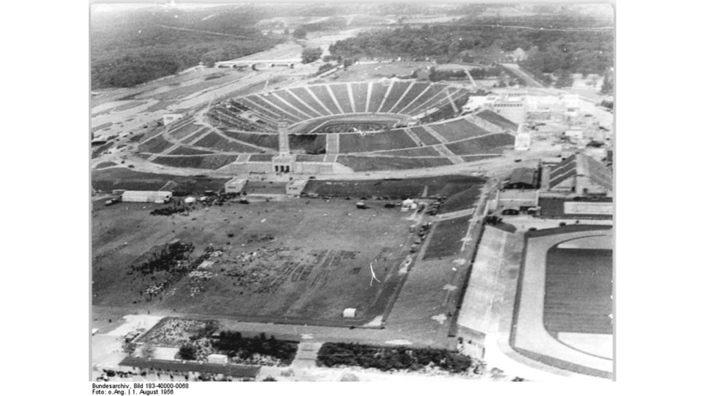 Ein Foto der Bauarbeiten am Zentralstadion vor seiner Fertigstellung im Jahr 1956, davor die Festwiese.