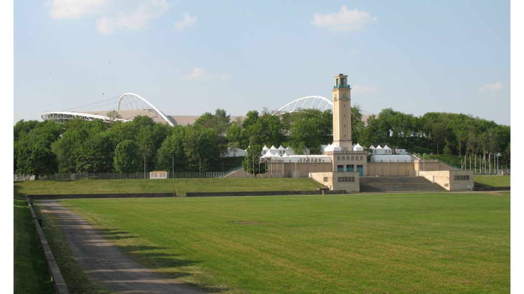 Der Blick auf den Glockenturm, das Wahrzeichen des alten Zentralstadions.