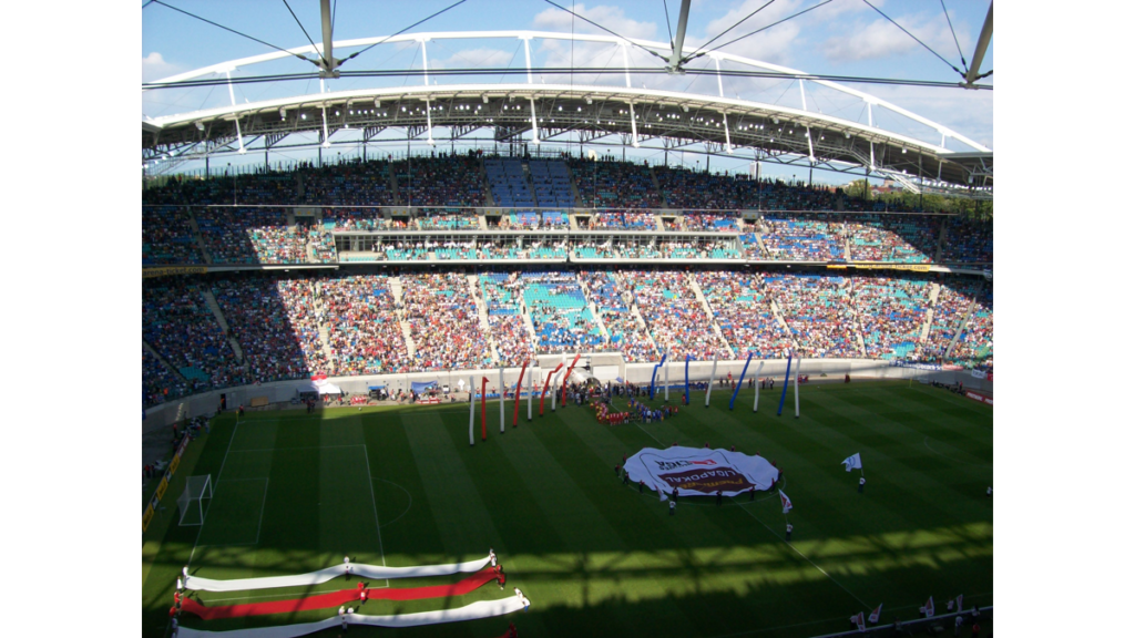 Eine Innenansicht der RB Arena bei dem Fußball Ligapokalfinale in Leipzig von 2007