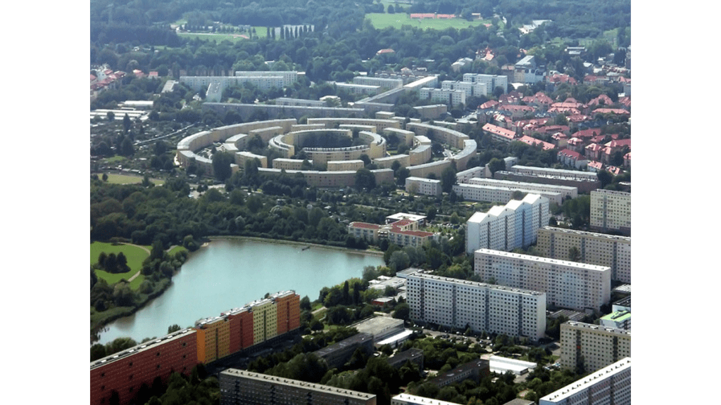 Ein Luftbild vom Nibelungen-Ring, einer in drei Kreisen angeordneten Wohnanlage, in Leipzig.