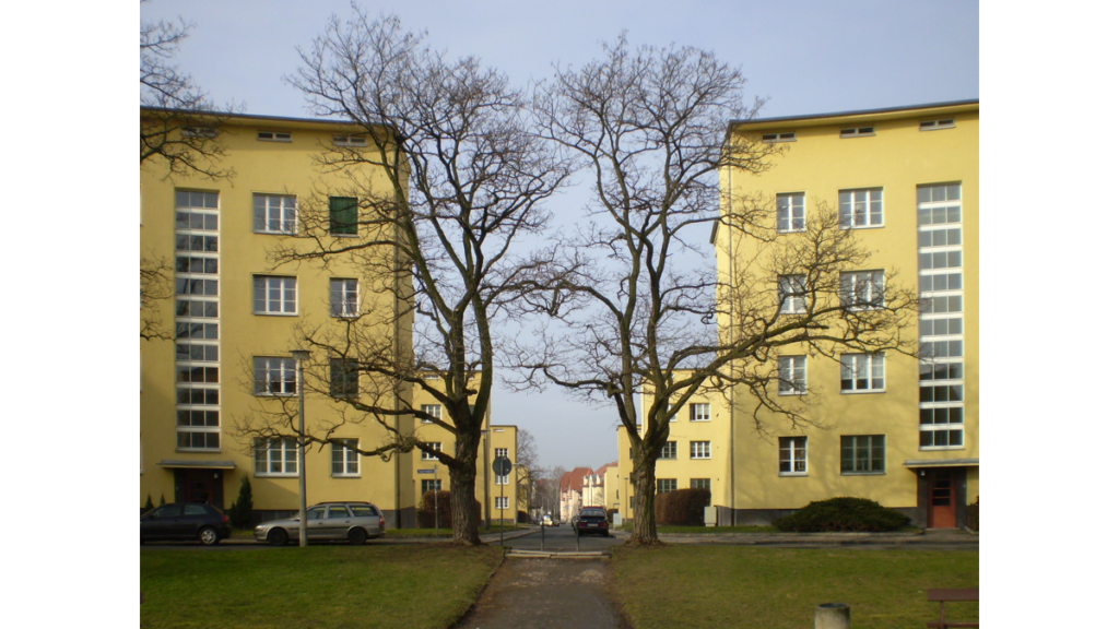 Der Blick vom Siegfriedplatz auf die drei ringförmig angeordneten Gebäuderiegel des Nibelungenrings