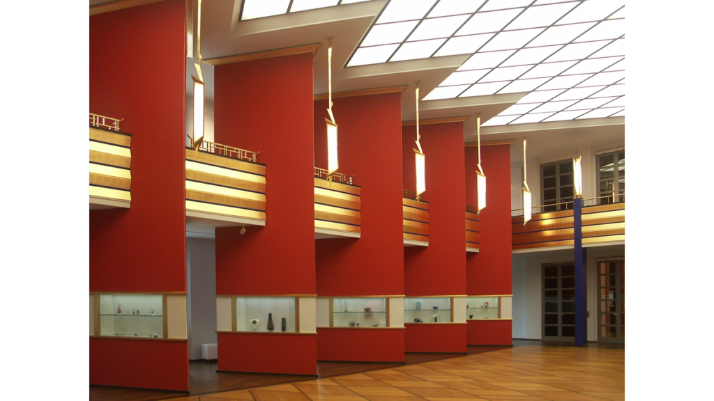 Die Pfeilerhalle im Museum für Kunstgewerbe und Design
